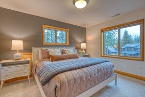 3 bedrooms, desk, iron/ironing board, WiFi