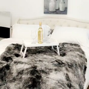 5 bedrooms, iron/ironing board, WiFi, bed sheets