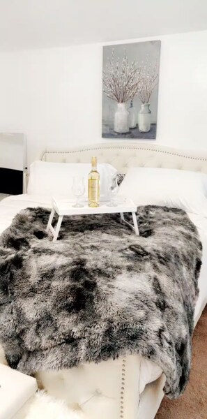 5 bedrooms, iron/ironing board, WiFi, bed sheets - 5 bedrooms Luxury House. Sleeps 16 people (Houston)