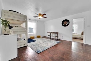 5 bedrooms, iron/ironing board, WiFi, bed sheets