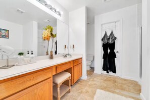 Haartrockner, Handtücher, Toilettenpapier