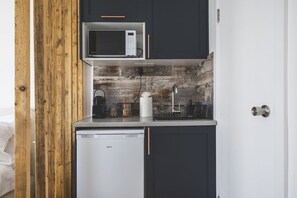 Refrigerador, microondas, placa de cocina, cafetera/tetera