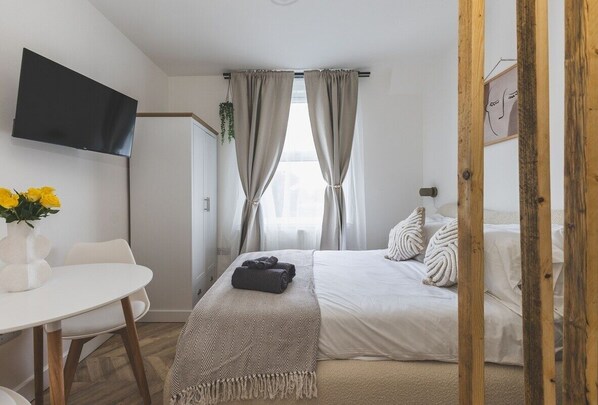 Iron/ironing board, Internet, bed sheets