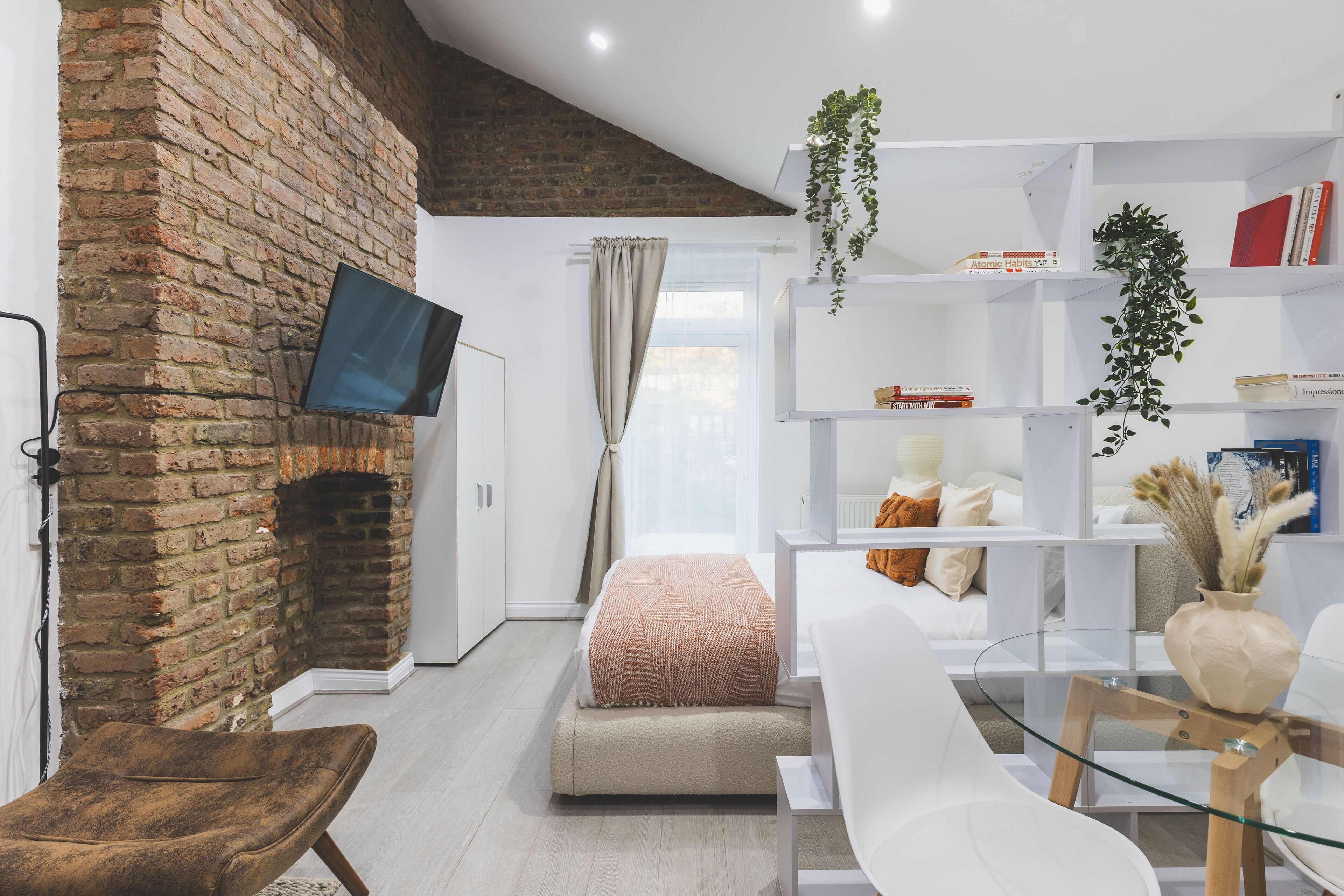 Iron/ironing board, Internet, bed sheets