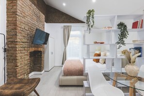 Iron/ironing board, internet, bed sheets