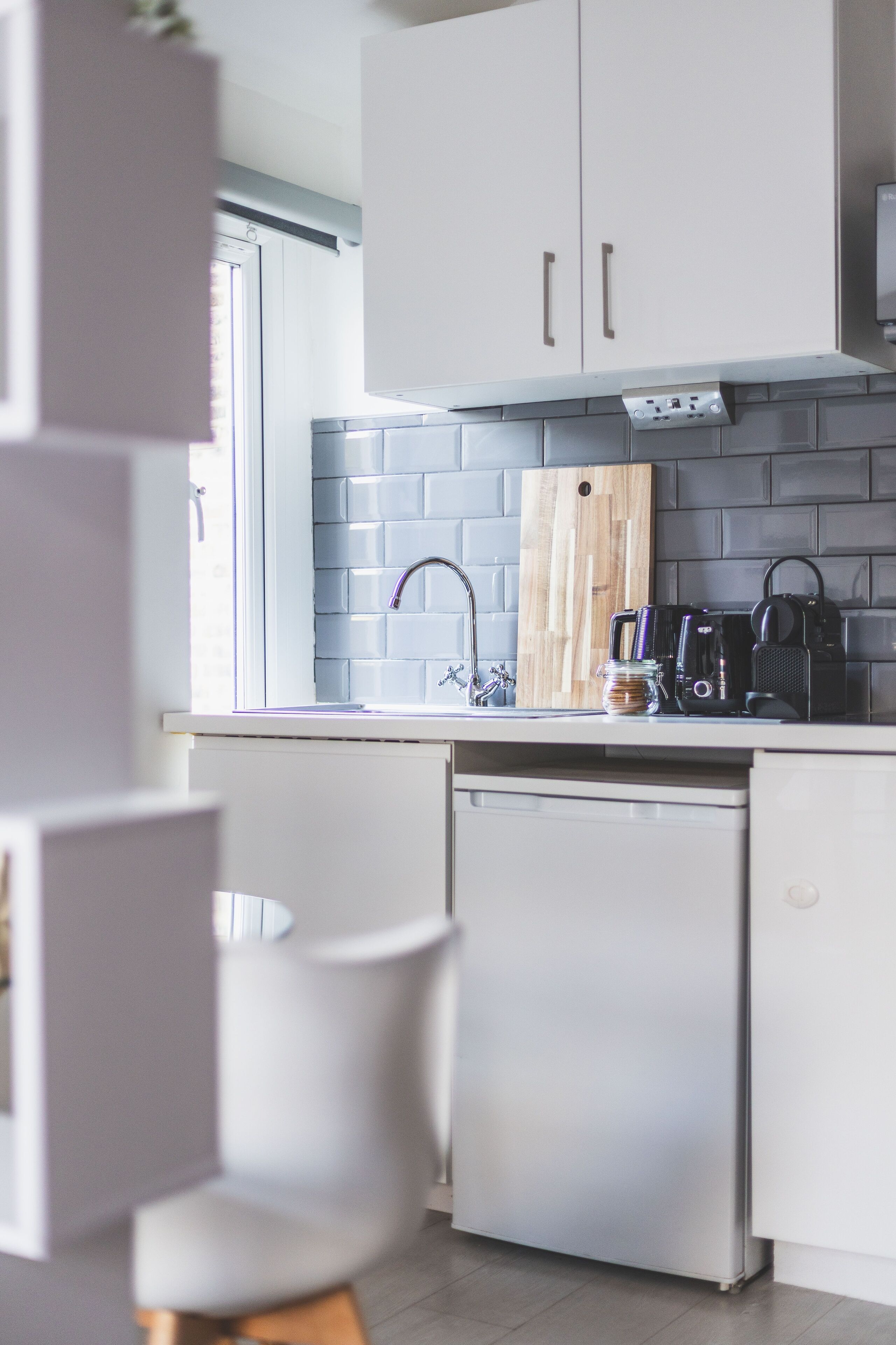 Frigorífico, microondas, placa de cocina y cafetera o tetera