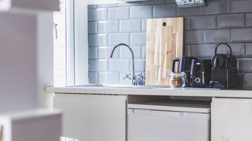 Frigorífico, microondas, placa de cocina y cafetera o tetera