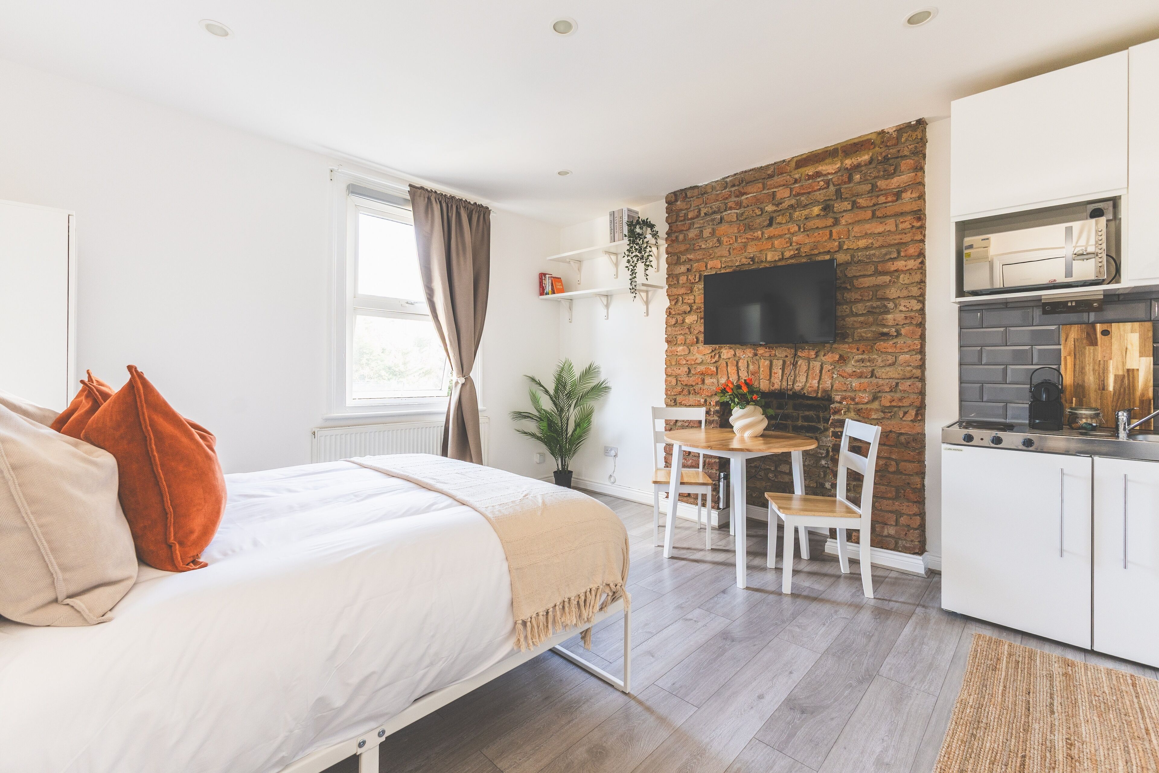 1 bedroom, iron/ironing board, internet, bed sheets