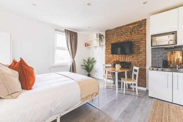 1 bedroom, iron/ironing board, internet, bed sheets