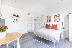 1 bedroom, iron/ironing board, internet, bed sheets