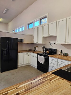 Jääkaappi, mikroaaltouuni, uuni, liesi