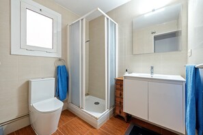 Douche, sèche-cheveux, serviettes fournies, papier toilette