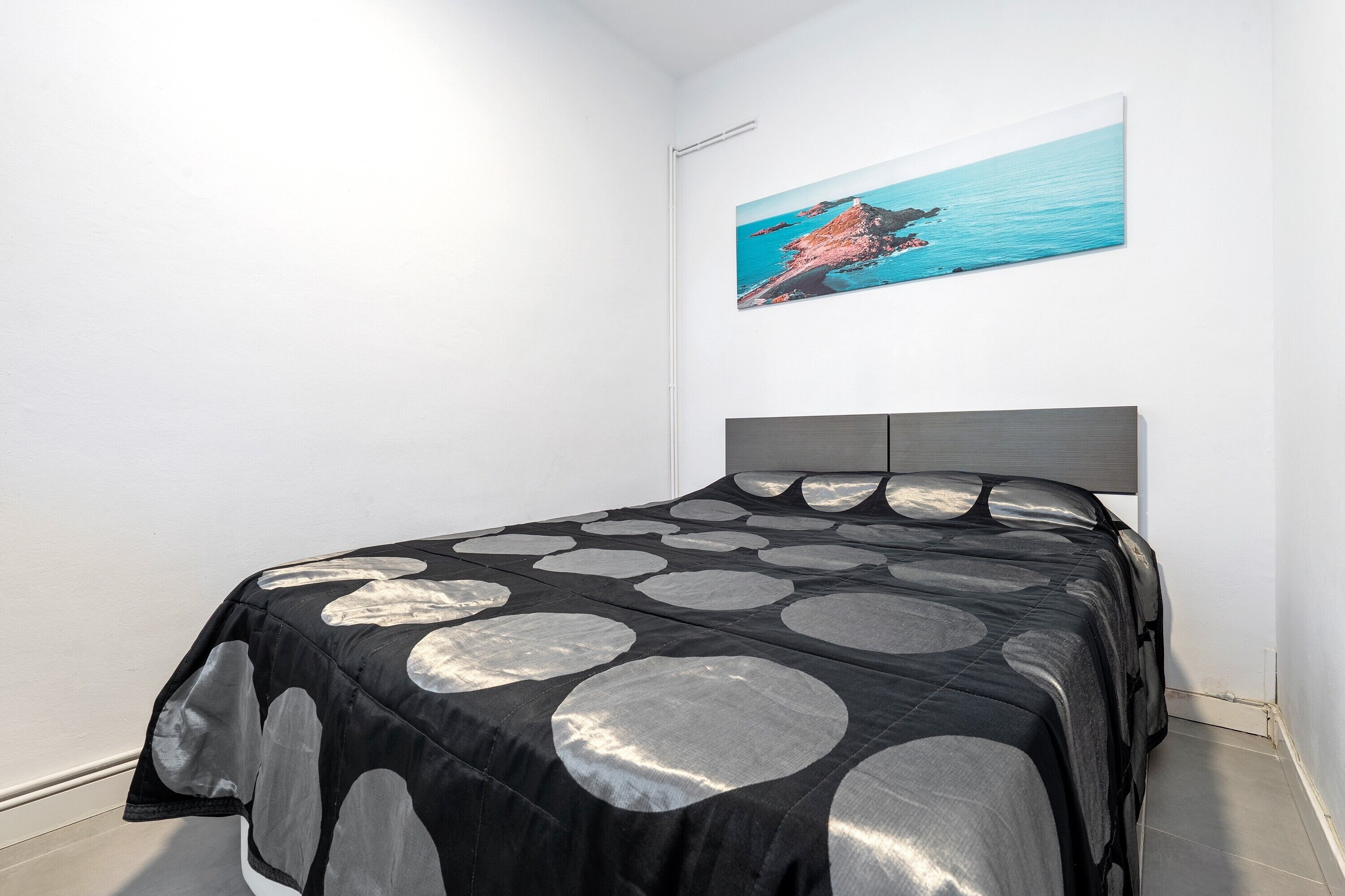 1 slaapkamer, een bureau, beddengoed