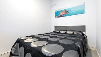 1 slaapkamer, een bureau, beddengoed