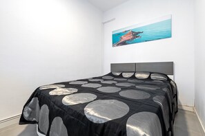 1 chambre, bureau, draps fournis