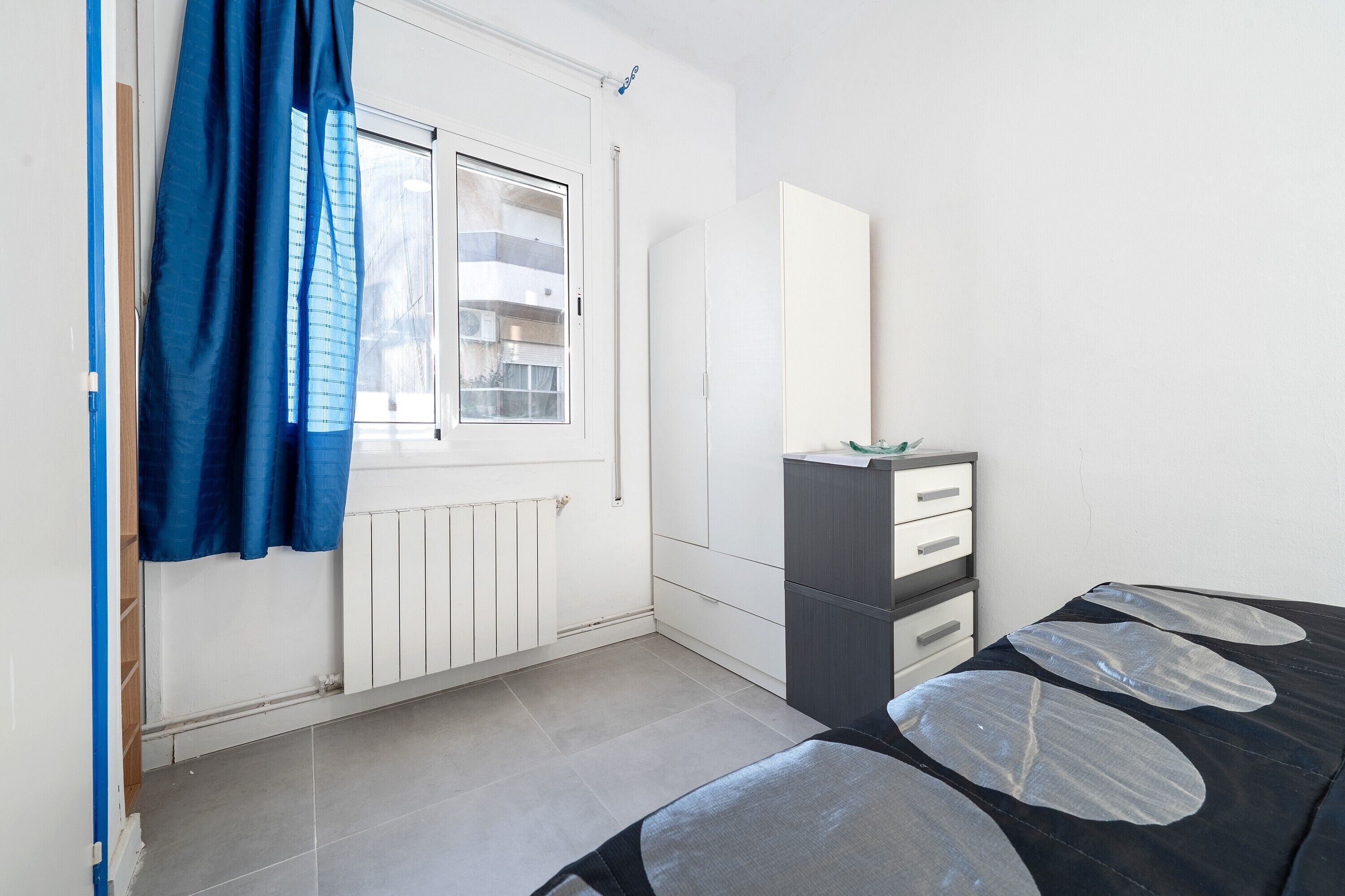 1 dormitorio, escritorio, ropa de cama