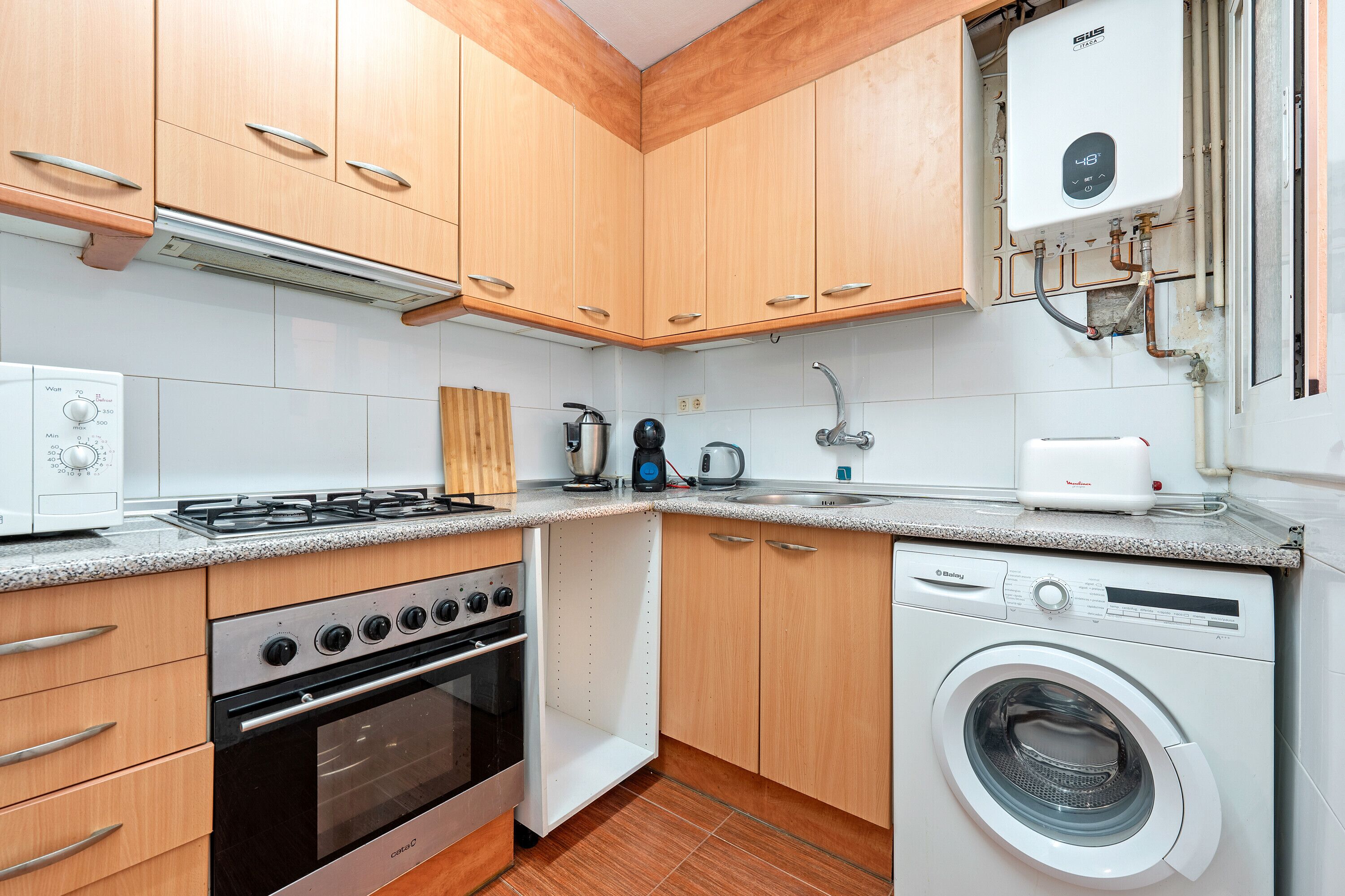 Frigorífico, microondas, cafetera o tetera y utensilios de cocina