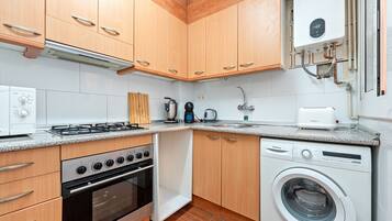 Een koelkast, een magnetron, een koffiezetapparaat/waterkoker