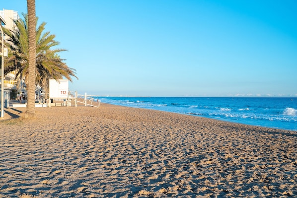 بالقرب من الشاطئ