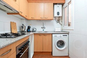 Kjøleskap, mikrobølgeovn, kaffetrakter/tekoker og kjøkkenutstyr