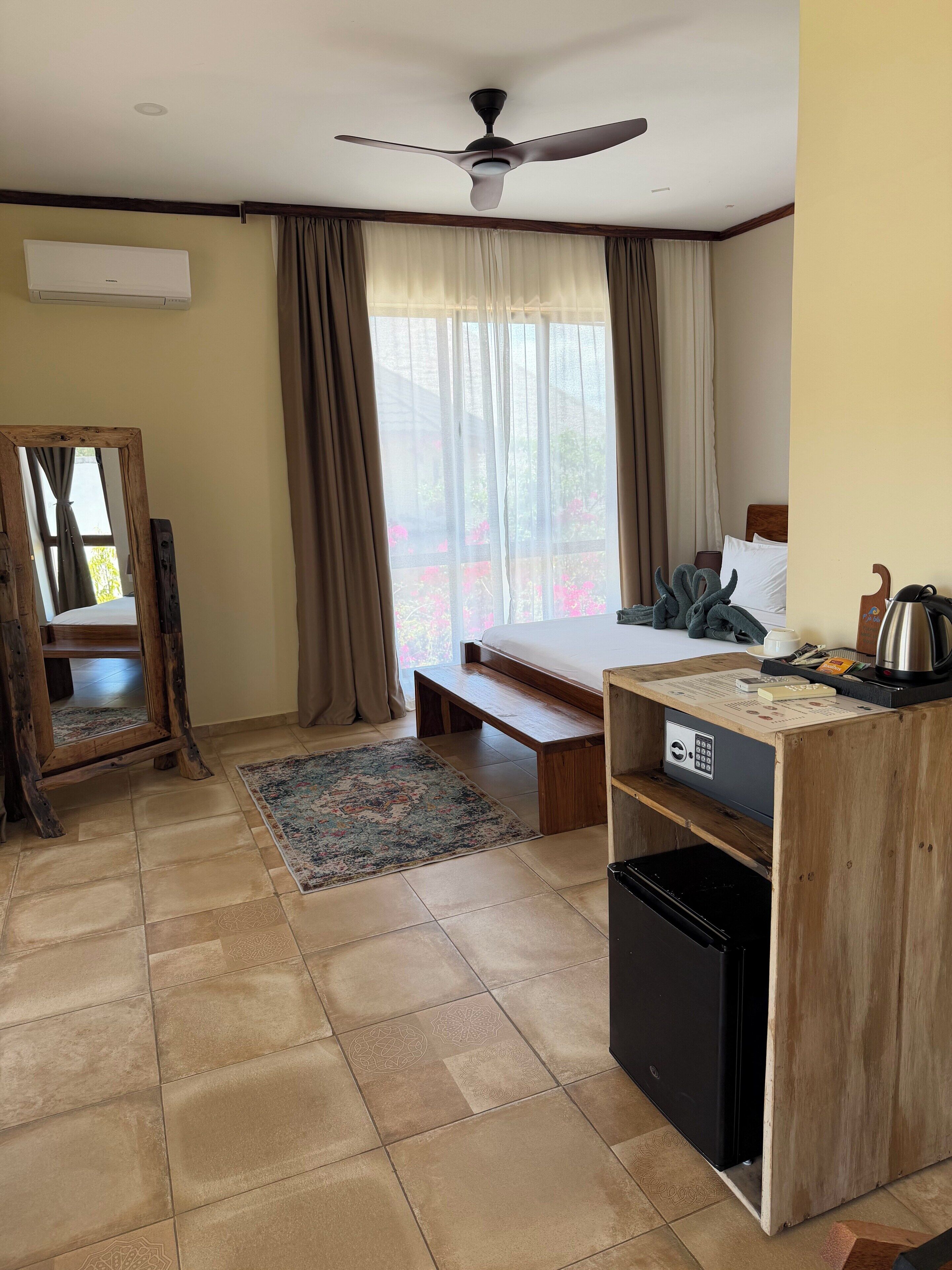 Deluxe Double Room, 1 Bedroom, Non Smoking, Partial Ocean View | Hypo-allergenic bedding, memory foam beds, in-room safe