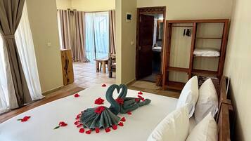 Superior-Doppelzimmer, 1 Schlafzimmer, Poolblick | Allergikerbettwaren, Betten mit Memory-Foam-Matratzen, Zimmersafe