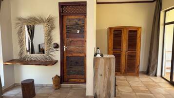 Deluxe-Doppelzimmer, eingeschränkter Meerblick | Allergikerbettwaren, Betten mit Memory-Foam-Matratzen, Zimmersafe