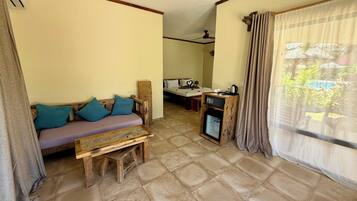 Habitació doble superior, vistes a la piscina | Roba de llit hipoal·lergògena i matalassos d'escuma viscoelàstica