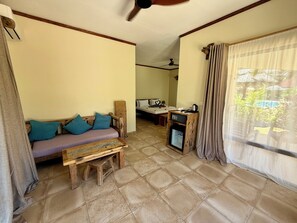 Habitación doble superior, vistas a la piscina | Ropa de cama hipoalergénica, colchones viscoelásticos, caja fuerte