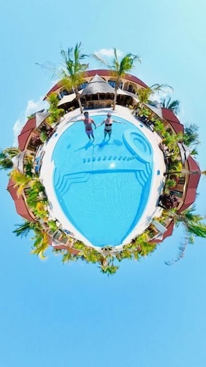 Una piscina al aire libre