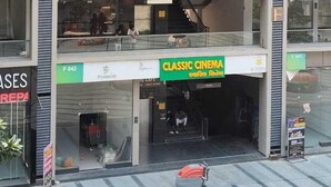Un edificio de varios pisos con un cine en la planta baja y espacios comerciales en los pisos superiores.
