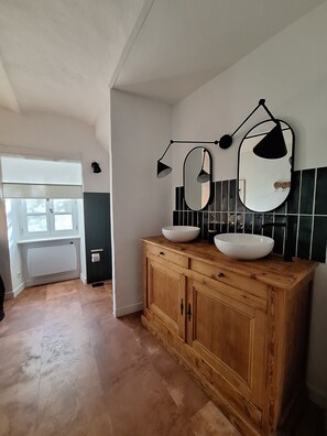 Douche, sèche-cheveux, serviettes fournies, papier toilette