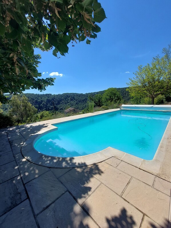 Una piscina al aire libre