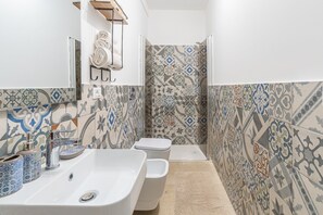 Dusche, kostenlose Toilettenartikel, Haartrockner, Handtücher