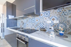 Fridge, microwave, oven, stovetop - Apartment 'I Due Mori Marzamemi' with Sea View, Wi-Fi and Air Conditioning (Marzamemi)