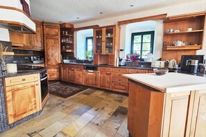 ثلاجة، فرن، موقد طهي مسطح، غسالة أطباق