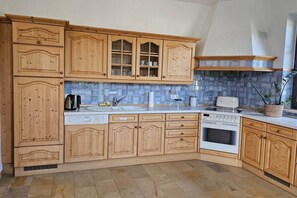 Fridge, oven, stovetop, dishwasher