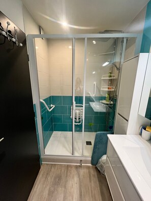 Dusche, Haartrockner, Seife, Toilettenpapier