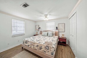 4 bedrooms, iron/ironing board, WiFi, bed sheets