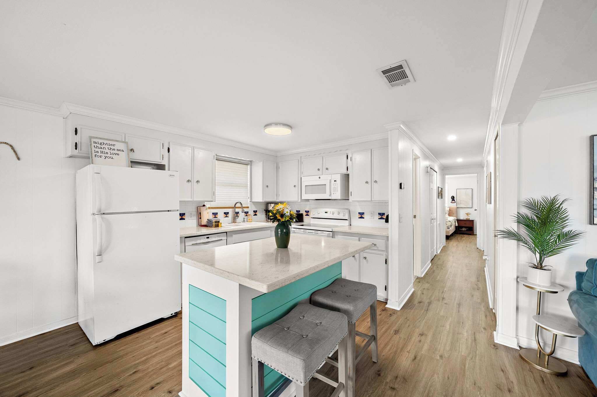 Frigorifero, microonde, forno, piano cottura