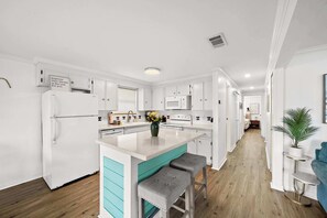 Frigorífico, microondas, horno y placa de cocina