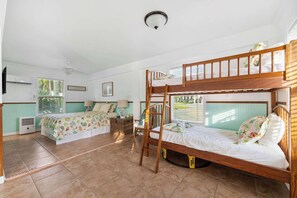 4 bedrooms, iron/ironing board, WiFi, bed sheets