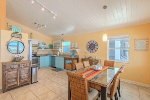 Dining - ⭐Private Pool | Steps to the Beach | Backyard Tiki Bar | Blue Starfish⭐ (Fort Myers Beach)