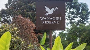 Schild für das Wanagiri Reserve mit einem Vogel-Symbol.