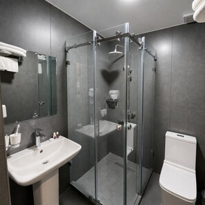 Habitación económica con 1 cama doble o 2 individuales | Baño | Ducha, secador de pelo, zapatillas y suelo radiante