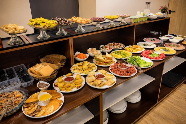 Free daily English breakfast