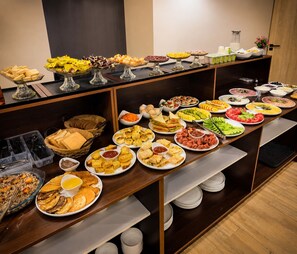 Un buffet proposant une variété de plats et de boissons.