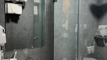 Habitación triple estándar | Baño | Regadera, secadora de cabello, toallas, jabón