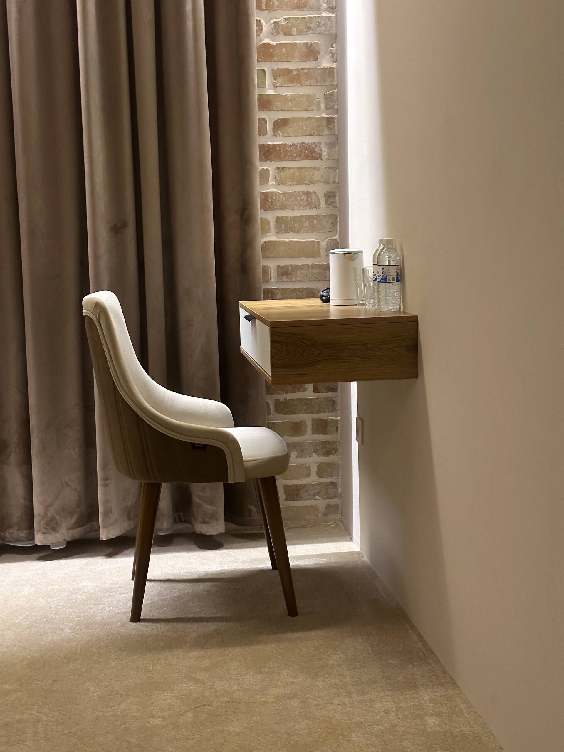 Doppia Standard | Una scrivania, Wi-Fi gratuito