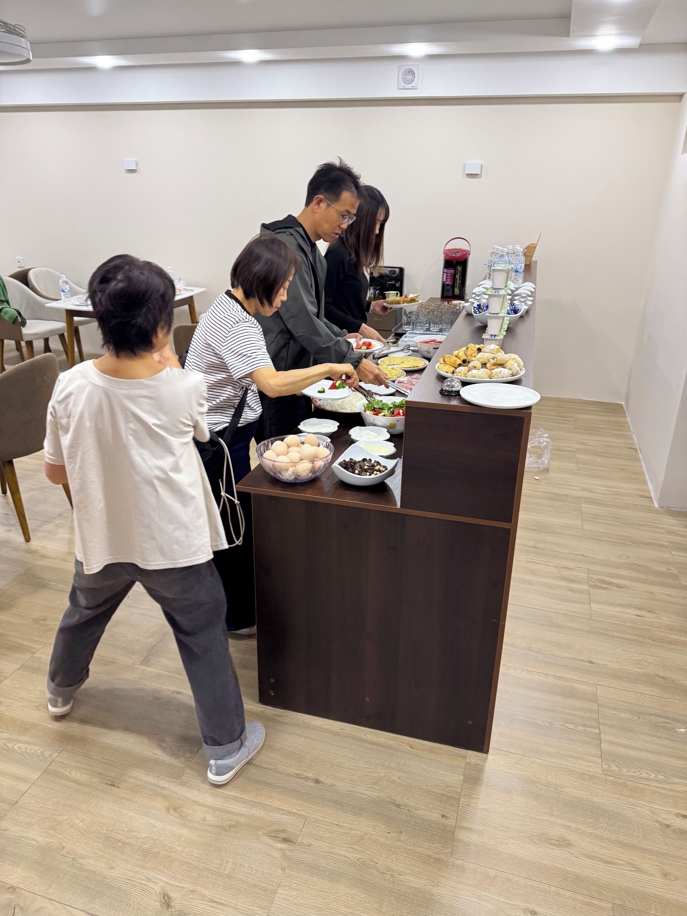 Un buffet proposant une variété de plats et une personne qui sert les clients.